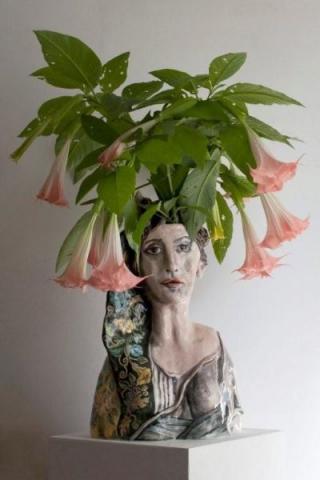 Maria Cristina Crespo, Vaso-ritratto della danzatrice Olga Koklova, ceramica modellata e dipinta, a più cotture