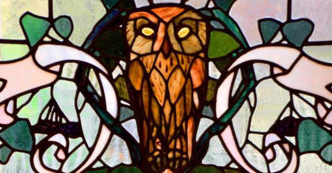 Duilio Cambellotti, Civette, vetro antico soffiato e colorato in pasta, vetro opalescente, graffiatura a fuoco, gemme, tessitura a piombo, 1918