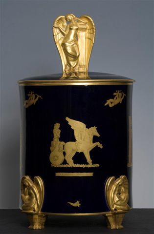 Il trionfo dell’amore e della morte, cista, porcellana in blu a gran fuoco e oro segnato a punta d’agata, Museo Richard-Ginori Il trionfo dell’amore e della morte, cista, porcellana in blu a gran fuoco e oro segnato a punta d’agata, Museo Richard-Ginori