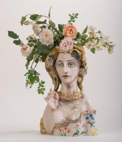 Maria Cristina Crespo, Vaso-ritratto della danzatrice Isadora Duncan, ceramica modellata e dipinta, a più cotture